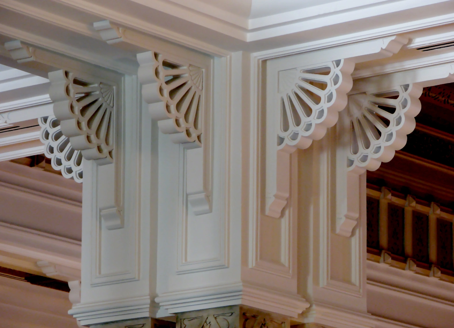 Decorative ceiling corner design